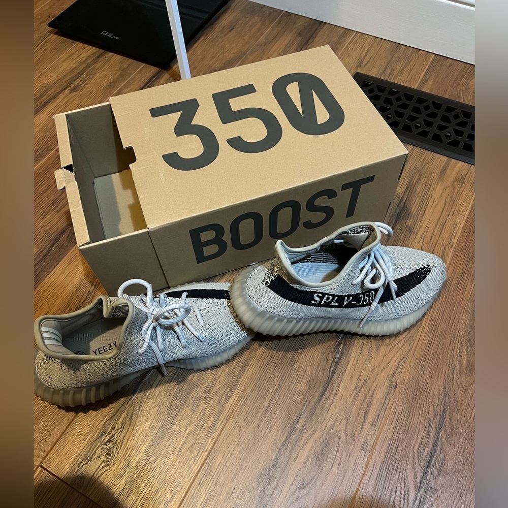 Adidas Yeezy 350 - Picture 2 of 6